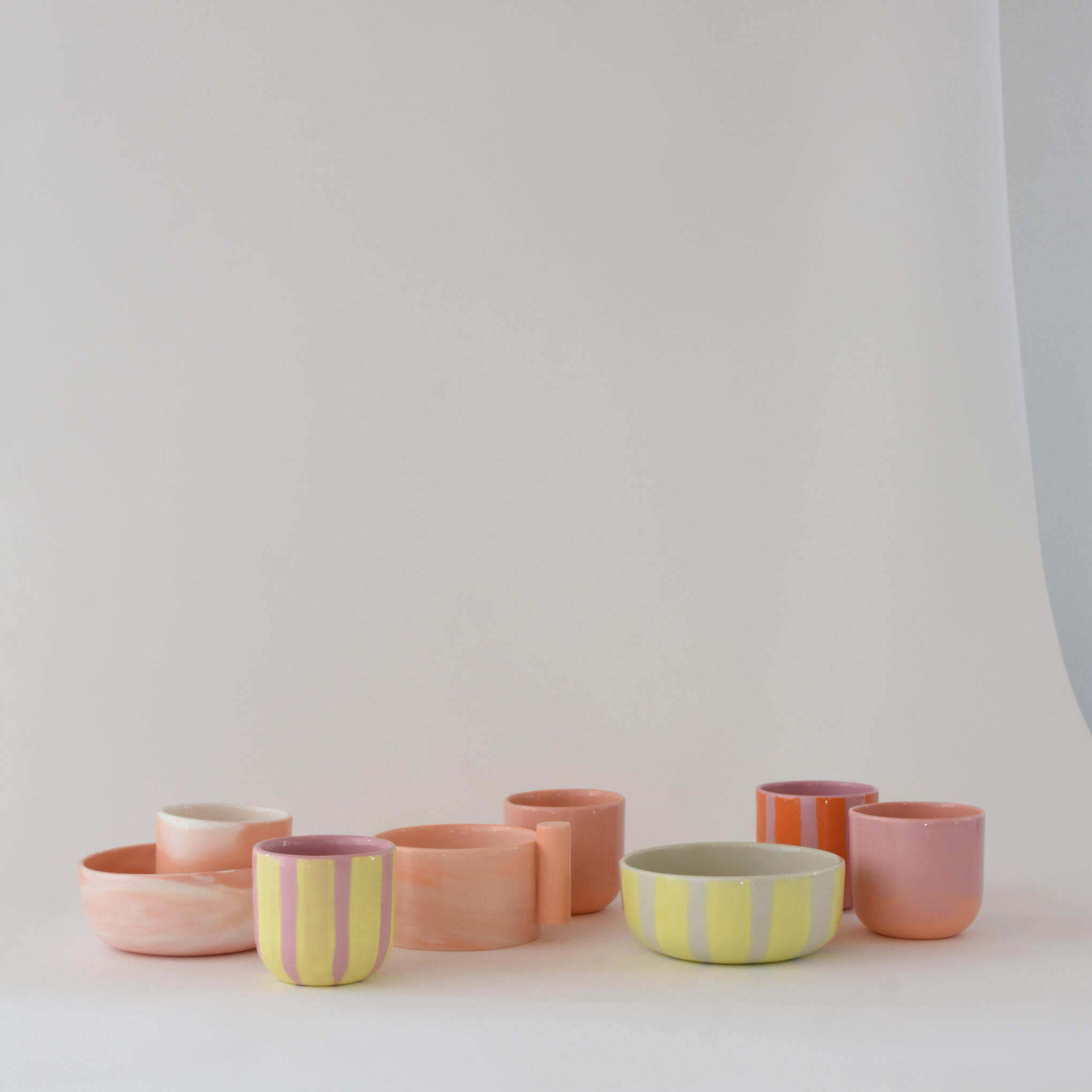 MUGS AND CUPS Experimente mit Form und Farbe aus Porzellan